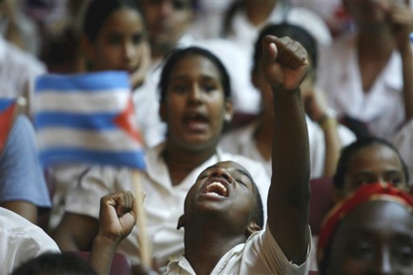 Pionero cubano gritando una consigna (foto de Internet)