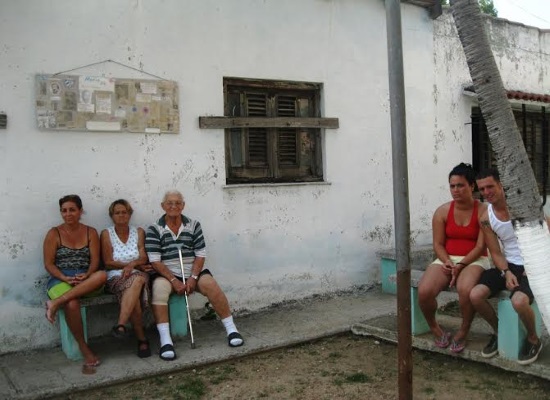 Vecinos sentados en el parque martiano, Rizo (foto del autor)
