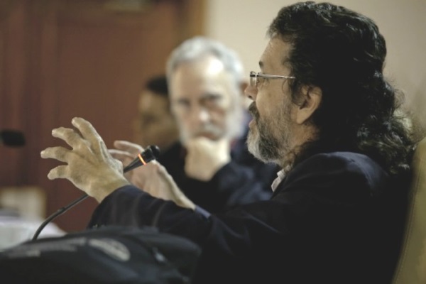 Abel Prieto, detrás Fidel Castro lo observa (foto tomada de Internet)