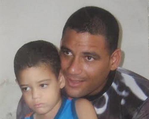 Enmanuel, en una foto anterior a la detención, con su hijo de 9 años (foto del autor)