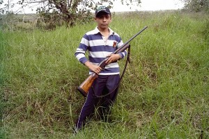 Alberto Méndez (hijo) portando una escopeta. Foto del autor.