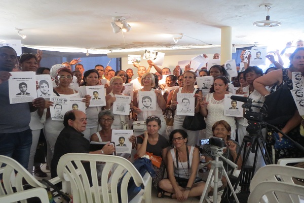 Miembros del Foro por los Derechos y Libertades demandan una Ley de Amnistía (foto del autor)