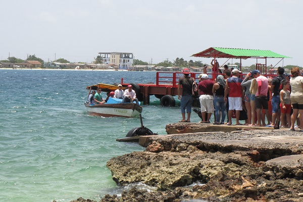 3)El bote de pasajeros con el que inició el verano Puerto Padre