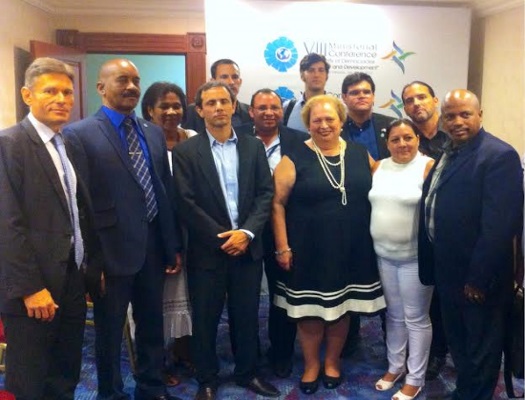 A la izquierda el Sr Malinowski, al centro la embajadora de EEUU en el Salvador, junto a los once opositores (foto del autor)