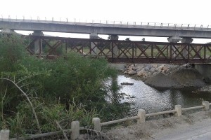 puente ferroviario sobre río Bongo. El de hierro en la parte inferior es el de la antigua carretera a Cabañas.