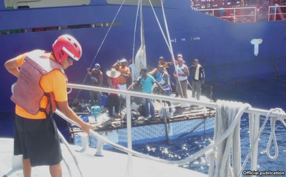 Doce balseros cubanos fueron rescatados el lunes de una balsa a a 76 kilómetros de la costa de Quintana Roo (foto tomada de Martí Noticias)