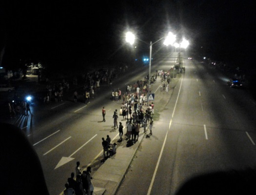 Espectadores en las Ocho Vías. Vista desde el puente de El Calvario (foto del autor tomada con celular)