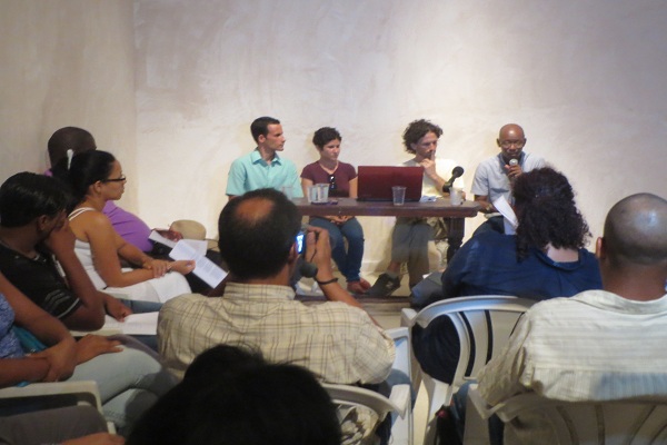 Miembros de la Secretaria Ejecutiva de la MUAD intercambian con los participantes en la Conferencia de Prensa (foto del autor)