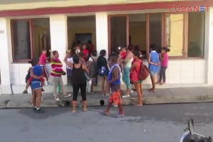 Mujeres protestan frente a sede del gobierno en Santa Clara, Cuba