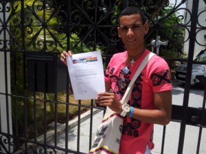 Nelson Gandulla muestra la carta antes de echarla al buzón de la Nunciatura Apostólica, en La Habana (Foto del autor)