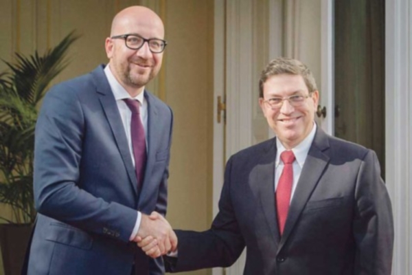 El Primer Ministro belga, Charles Michel, y el canciller cubano, Bruno Rodríguez (foto tomada de Bélgica ocupa el sexto lugar entre los principales socios comerciales de www.correodelsur.com)