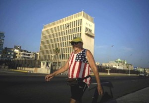 Un cubano camina frente a la recién abierta Embajada de EE.UU. en La Habana (foto de archivo)