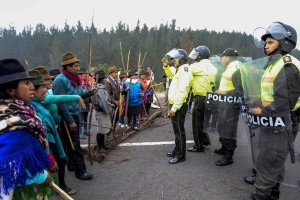 Indígenas cierran la Carretera Panamericana (foto tomada de www.larepublica.ec)