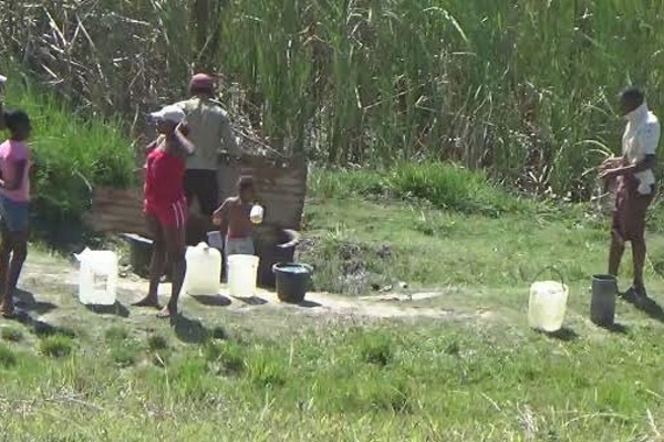 Vecinos cargando agua (foto del autor)