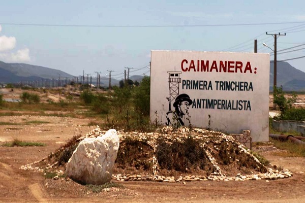 Caimanera-(en la bahia de Guantanamo) Valla-de-caimanera-propaganda-oficial