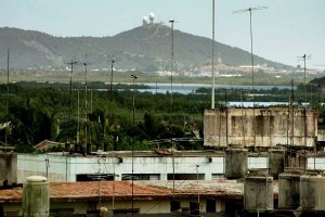Caimanera-(en la bahia de Guantanamo) Vista-EEUU-Base-Naval-300x200