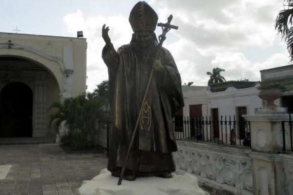 Estatua de Juan Pablo II en Holguín en día anterior al hecho (foto del autor)
