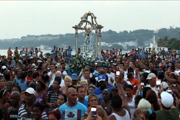 Cientos de personas participan en procesión por Virgen de Regla (foto tomada de Internet)