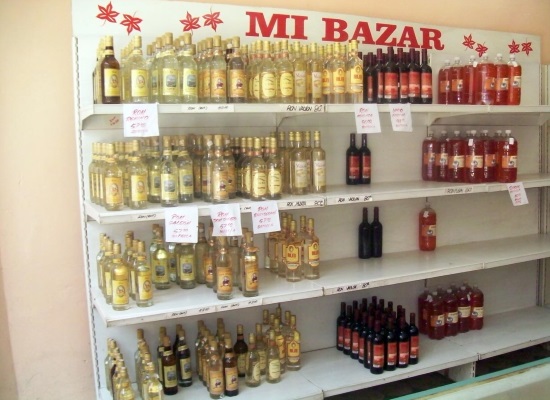 No hay comida pero sí mucho alcohol en los comercios (foto del autor)