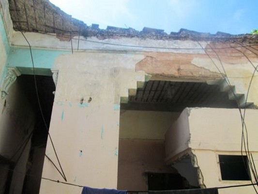 La destrucción en casa de "El bola" llega hasta el techo del inmueble (foto del autor)