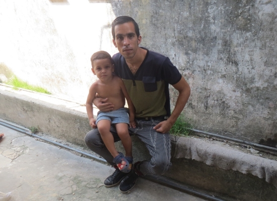 El pequeño Samuel con su tío Materno, Yuniel López (foto del autor)