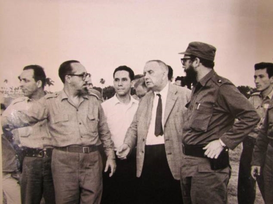 Al centro, con corbata, André Voisin. A la derecha, Fidel Castro (foto tomada de internet)