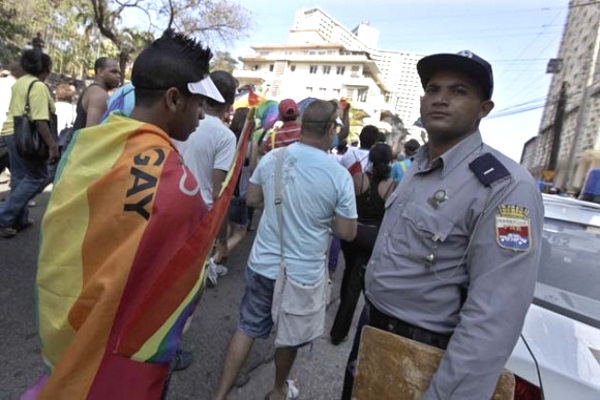 Muchos cubanos se muestran contra la homofobia, pero a la vez califican la homosexualidad como antinatura (foto tomada de Internet)