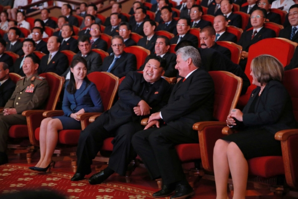 Kim Jong Un (izq.) y el primer vicepresidente cubano, Miguel Díaz-Canel (foto tomada de Internet)