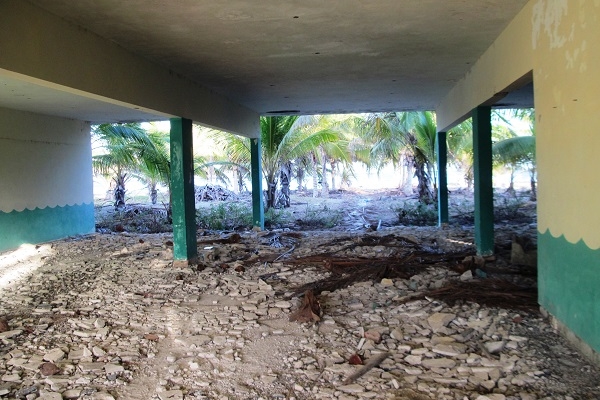 Los huracanes y la falta de mantenimiento han vuelto ruinas las antiguas instalaciones (foto del autor)