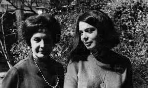 Beatriz Allende junto a su madre Hortensia Bussi (foto tomada de Internet)