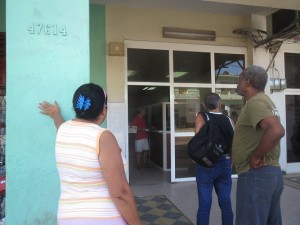 La única entrada de aire a la CADECA de Guanabo es esta puerta, que deber permanecer abierta (foto de Reinaldo Cosano)