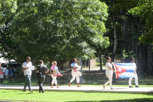Damas de Blanco por la Quinta Avenida de este domingo, antes de ser atacadas. A su lado marcha Danilo Maldonado, "El Sexto" (foto de Ernesto García Díaz)