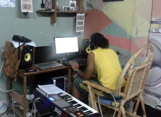El pequenho estudio de Guampara Music Kamerum el Akdémico trabajando en el_Foto Perez Chang