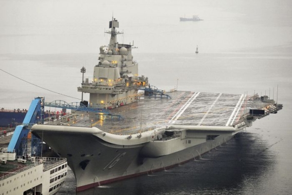 La semana pasada se especuló que el portaaviones chino Liaoning, en la imagen, se estaba aproximando a la zona de conflicto (foto tomada de internet)