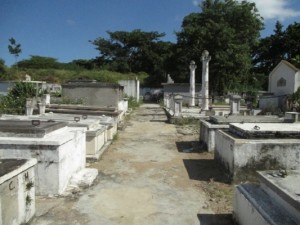 Patio interior del cementerio del pueblo (foto de Las Villas Press)