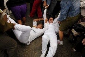 Dos Damas de Blanco siendo reprimidas por agentes vestidos de civil (foto de archivo)