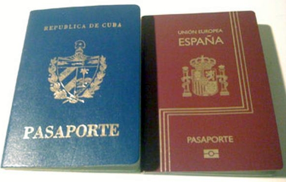 Pasaportes cubano y español (foto tomada de internet)