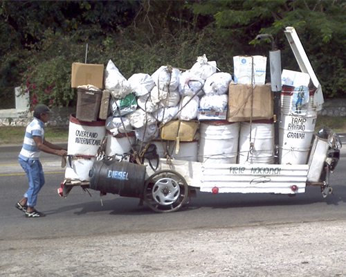 Rogelio Hernández con una de sus carretillas para transportar desechos reciclables (foto del autor)