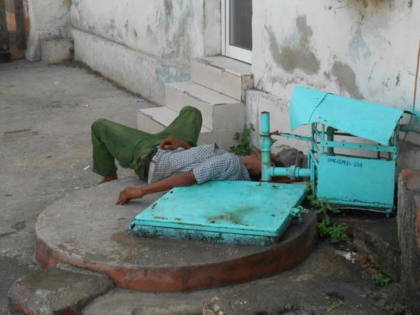 Mendigo duerme siesta en la calle (foto del autor)