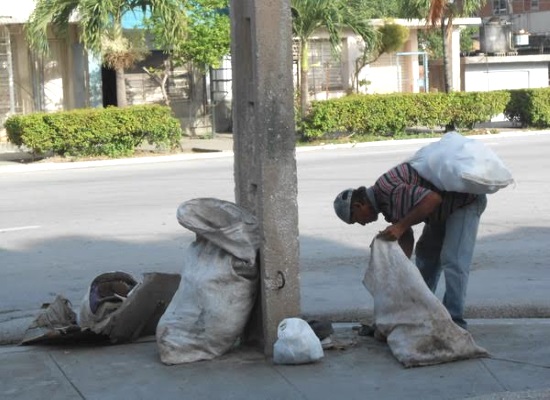 Miguel Rodríguez buscando en la basura (foto del autor)