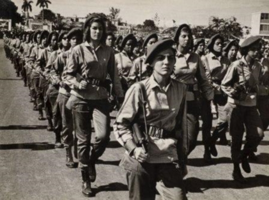 Mujeres marchando en la milicia (foto tomada de internet)