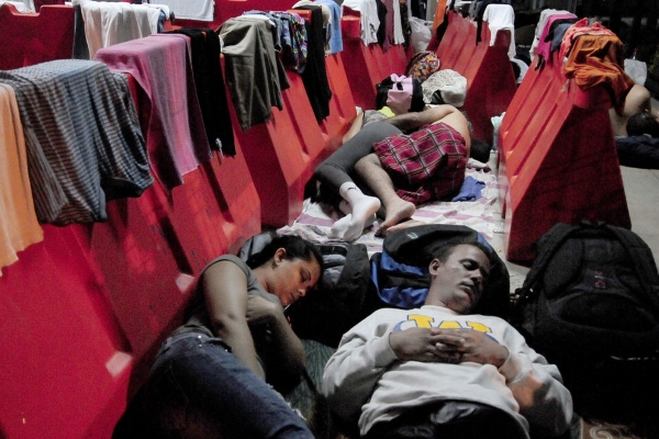 Cubanos duermen a la intemperie en Costa Rica, cerca de la frontera con Nicaragua (foto tomada de internet)