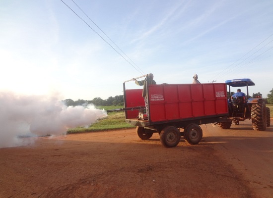 En tractores con adaptaciones los miembros de la Campaña Contra el Aedes Aegypti fumigan en la mañana y la noche (foto del autor)