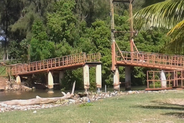 Puente sobre el río Cojimar en La Habana del Este, con deterioro en sus estructuras (foto del autor)