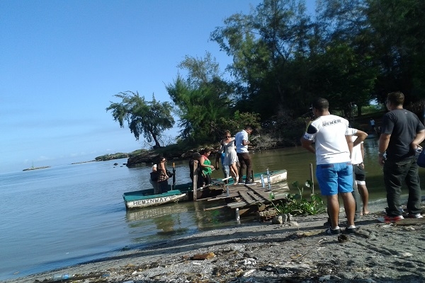 Vecinos de Cojímar y de La Habana del Este cruzan el río en botes y utilizan improvisados muelles de madera (foto del autor)