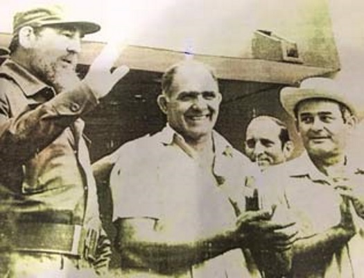Reinaldo Peguero Pernas (al centro), flanqueado por Fidel Castro y Fidel Ramos, primer secretario del Partido Comunista en Pinar del Río, en un acto a finales de los años 80 (foto tomada de Café Fuerte)