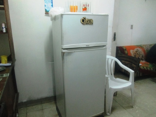 Refrigerador marca Haier, dentro de una vivienda (foto de León Padrón)
