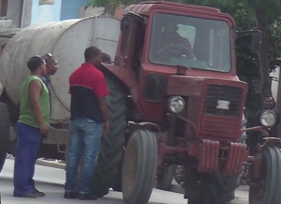 Tractor de abasto de agua que atropellara a Ricardo (foto del autor)
