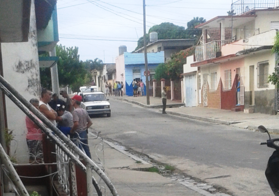 Vecinos asomados a mirar el operativo policial (foto de Las Villas Press)