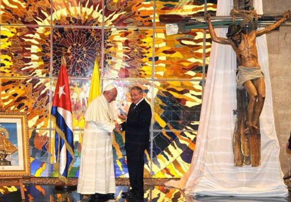 Papa Francisco junto a Raúl Castro y regalo de Kcho, durante su última visita a la isla (foto tomada de Internet)